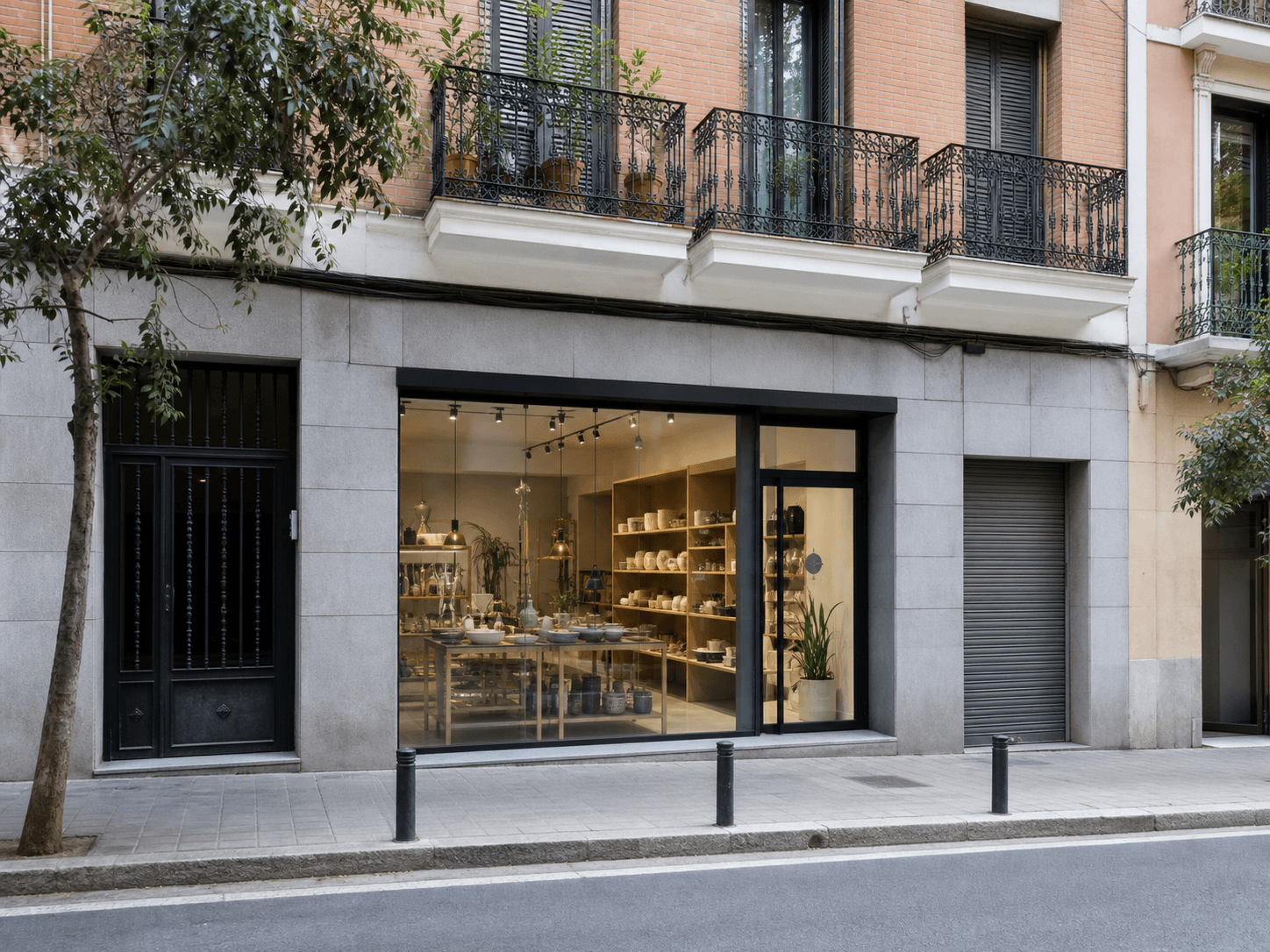 Local comercial en la planta baja de un edificio urbano