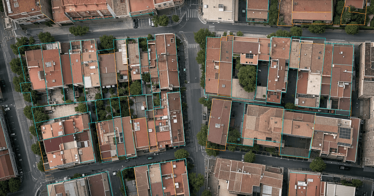 Vista aérea urbana con límites de parcelas catastrales