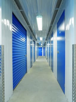 Pasillo de trasteros con acceso cómodo