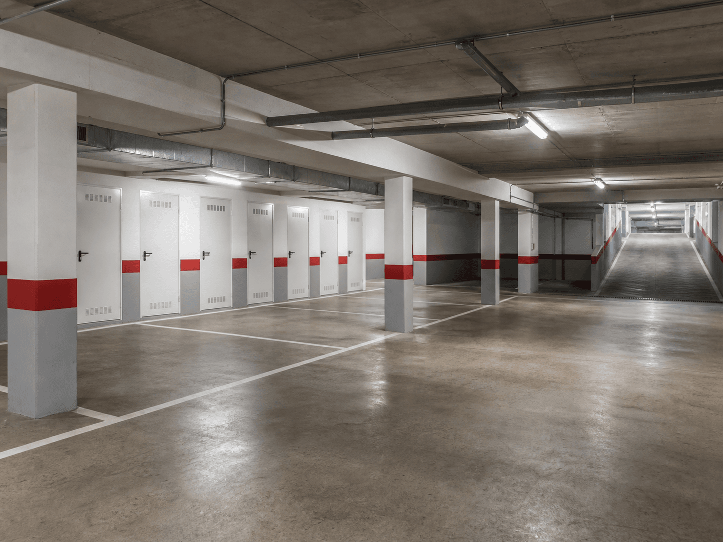 Garaje comunitario con plazas y puertas de trasteros